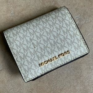 EUC Michael Kors Jet Set Monogram Snap Wallet